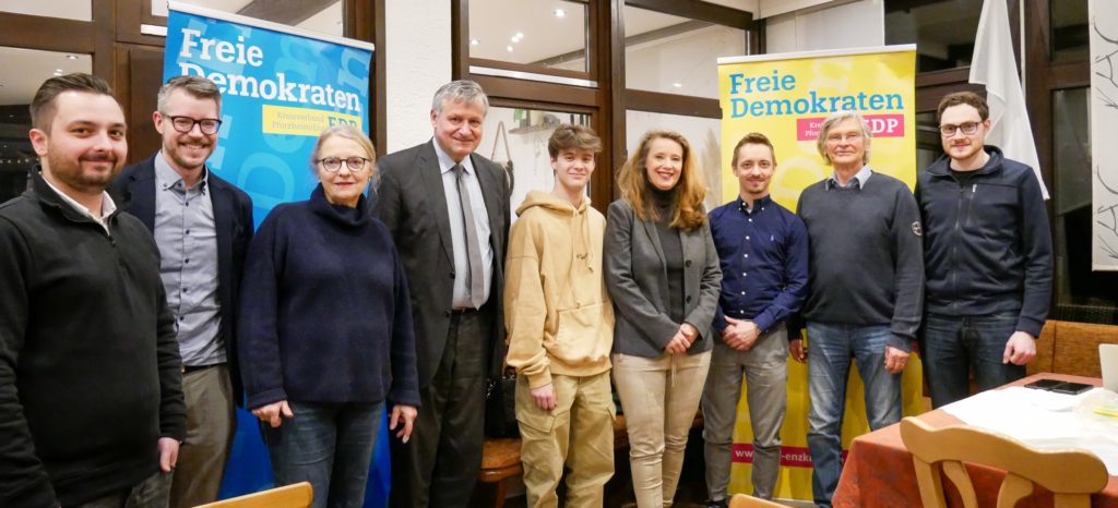 FDP wählt Liste für Büchenbronner Ortschaftsrat: Stadträtin Andrea Pachaly-Szalay führt FDP in Wahlkampf